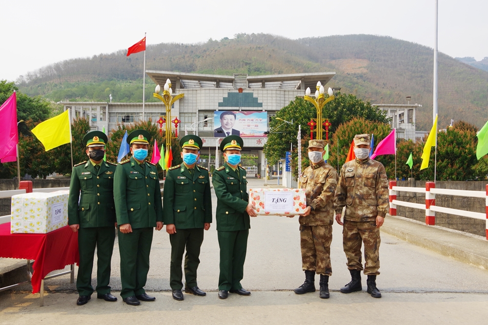 BĐBP Lai Châu tặng khẩu trang, nước sát khuẩn cho lực lượng chức năng huyện Kim Bình, tỉnh Vân Nam, Trung Quốc. Ảnh: Đức Duẩn.